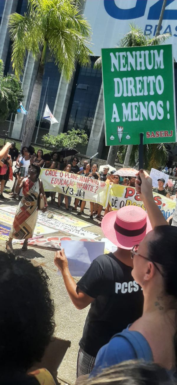 Saserj se reúne às demais categorias em protesto na sede da prefeitura do Rio